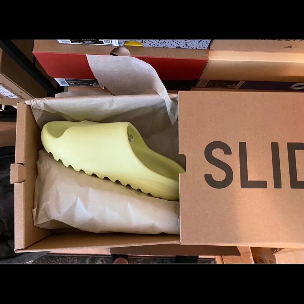 Adidas Yeezy slides - Picture 2 of 6